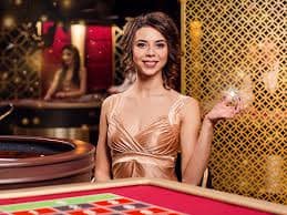 golbos88 Casino Hold'em live dealer table showing hole cards, community cards, and betting positions